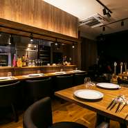 落ち着いた雰囲気の中で、まったり食事を楽しむひととき。あえて暗めに設定された店内の灯りが、2人のムードを盛り上げてくれるハズ。誕生日や記念日などの特別な日のディナーデートにもぴったりです。