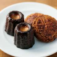 「カヌレ」や「ガレット」、「フィナンシェ」など、焼き菓子も全て荊木氏が手づくりしています。食後のお楽しみとしてはもちろん、テイクアウト販売もしているので、ちょっとした手土産にもオススメです。