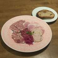 前菜盛り合わせ　手打ちパスタ　魚料理　肉料理　パン
デザート　ハウススパークリング　ランブルスコ　ハウスワイン赤白飲み放題税込お一人様￥5000で