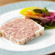 荊木氏が「料理人人生の集大成」と語るスペシャリテ。皮付きの豚バラ肉、豚腕肉、豚レバーを使用、つなぎを一切入れておらず、豚肉本来が持つ「旨味」を心ゆくまで堪能できます。