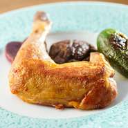 75度で12時間かけてじっくり調理した一品。口の中でほろほろっとほどけていくような、しっとりとした柔らかな食感と心地いい噛みごたえが共存しており、噛めば噛むほど旨味があふれ出します。