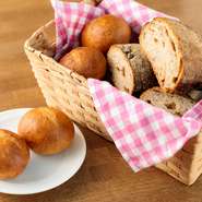 パンやパスタ、焼き菓子の材料となる「小麦粉」は、各料理に合わせて使い分け。“粉”に関して勉強・研究を重ねた荊木氏が厳選したものを使用していて、食感や風味の違いを楽しめます。