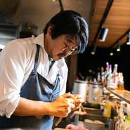 「美味しいより楽しい」がモットー。元・ギタリストの経験を生かし、荊木氏自らの演奏を披露してくれることもあるのだそう。“非日常感”を楽しめる、特別なひと時をもたらしてくれます。