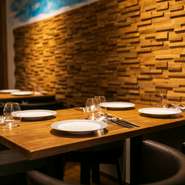 あえて暗めに設定した照明が、落ち着いた雰囲気が漂っている店内。ゆったりとくつろぎながら、美味しい料理と会話を満喫したい“大人のディナーデート”にぴったりの一軒です。