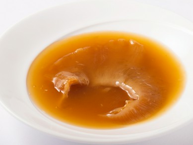 澄んだスープであまり煮込まないのが新北京流『大型フカヒレの姿煮（一枚　約100g）』