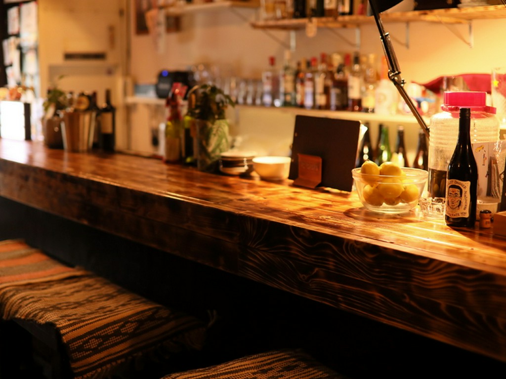 スタッフ手づくりのオシャレな店内。カキが看板メニューの居酒屋