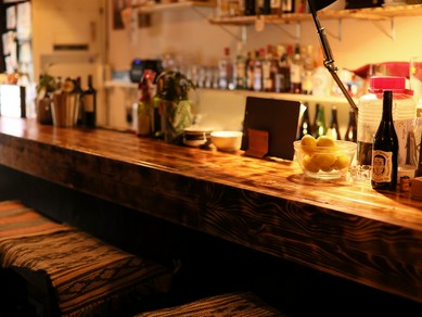 スタッフ手づくりのオシャレな店内。カキが看板メニューの居酒屋