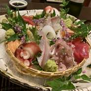 北海道産の生カキは、クリーミーで身が締まったプリプリとした食感。殻に対して身が大粒で、強い甘味と濃厚でコクのある味わいが特徴です。コスパの良さも見逃せません。 