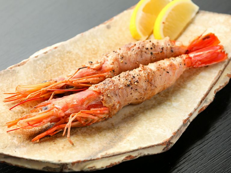 新鮮なエビに豚バラを巻き付け、ゆっくり火を通した逸品『エビの豚バラ巻き』