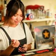 石垣島の飲食店で働いていた3人による個人店だからこそ出来る、来店された方との距離感。カウンター越しの会話などを大切にした、アットホームな空間づくりに力が注がれています。