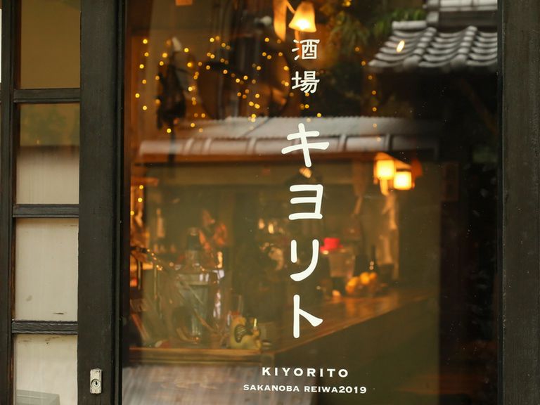 スタッフ手づくりのオシャレな店内。カキが看板メニューの居酒屋