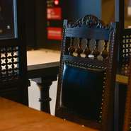 ダークグレー&ブラウンのシックなカラーで統一された【CARVAAN　TOKYO】。落ち着いた雰囲気がただよっていて、普段の日にはもちろん、誕生日や記念日などの特別な日のデートにもオススメです。