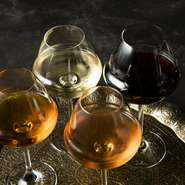 歴史を映すワインの数々。ジョージアからはクヴェヴリ製法のワインやオリジナルラベルのもの、レバノンのベッカー高原のスペシャルなワイン、ギリシャの個性的な土着品種ワインなど、多彩な美酒を直輸入しています。