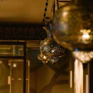 エジプトやトルコから取り寄せたランプやデコレーションで装飾された、“異国情緒”あふれるオシャレな店内。エキゾチックなランプや、椅子や食器などの調度品に至るまで、こだわりのものを揃えています。