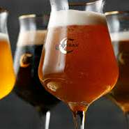 自社の醸造所でつくっているクラフトビールは常時8種類が楽しめます。国内外のコンペティションで受賞した美酒をご賞味あれ。自社農園の飯能産ホップを使ったビールもシーズン限定で提供します。