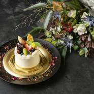 カンボジアの農家たちが椰子の蕾から採れる花蜜から作る、花蜜糖。この花蜜糖を使った生地とクリームに、世界各地から届く果実と、特別なメッセージを添えて。
サイズは9～18㎝までの4サイズでご用意しています。