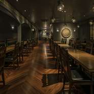 壁や柱壁や柱に幻想的な光と影を織り成すアラベスク模様のランプ。エジプトの王宮を想わせながらも、世界のどこを探してもない、特別な空間。