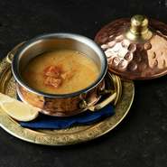 レンズ豆と野菜の旨味が詰まったレバノンの定番スープ。お好みでレモンを絞ってどうぞ。