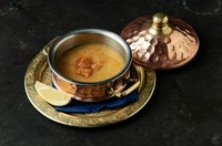 レンズ豆と野菜の旨味が詰まったレバノンの定番スープ。お好みでレモンを絞ってどうぞ。