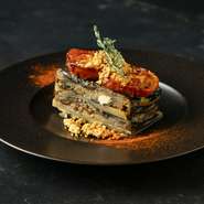 茄子の間に羊の肉と季節野菜を重ねたギリシャ料理。