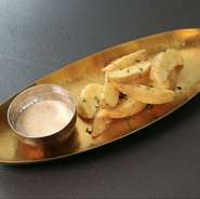 野菜の旨みと辛みが詰まったスパイシーなハリッサマヨのディップ、まろやかで香ばしいヴィーガンタヒーニのディップ、2種類の味わい。