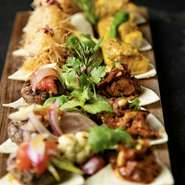 牛肉・ラム肉の挽肉で作るスパイシーなアダナケバブと鶏肉のジューシーなシシュケバブ。いちじくとざくろのソースを添えて。