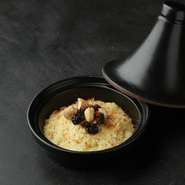 デュラム小麦の粗挽き粉から作る北アフリカ発祥のクスクスにナッツとレーズンをトッピング。