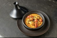 チュニジア発祥の調味料ハリッサの辛さが野菜の甘みと旨味を引きたてる
スパイシーなベジ・タジン。