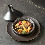 香味野菜とナッツ、杏で作る特製パティを茄子に詰めたトルコ料理カルヌヤルク。
様々な食感の季節野菜を楽しむタジン料理。