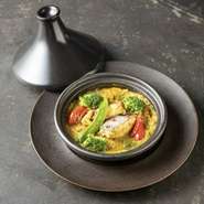 オマーンに伝わった様々なインディアンス・スパイスで作る
白身魚ときのこの香り高いタジン。