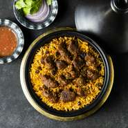 バスマティライスにミックススパイスとラム肉を2重に重ねて炊き上げたオマーンの特別な米料理。