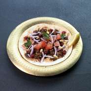 薄焼きのぱんきじにフムスを塗ってスパイスでマリネした
ラム肉と牛肉をのせたレバノンの定番料理。