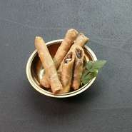 その形から、シガラ（たばこ）ボレイ（パン）
と呼ばれるトルコ料理。薄い小麦の生地にドライフルーツやナッツ
香味野菜を巻いて揚げたサクサクの食感。