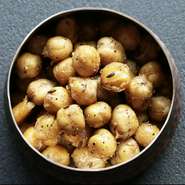 揚げたひよこ豆のほくほくした食感と
スパイシーな辛さはビールに好相性。