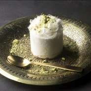 レバノン山脈に降り積もる白い雪をジェラートとアラブの綿菓子　‘ガザル・エルバネ’　で表現したベイルート発祥のデザート。