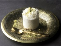 レバノン山脈に降り積もる白い雪をジェラートとアラブの綿菓子　‘ガザル・エルバネ’　で表現したベイルート発祥のデザート。