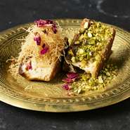 濃厚なクリームチーズと黒糖のような上品な甘さのエジプシャン・デーツを合わせて焼き上げたチーズケーキに食感の良いカダイフをトッピング。