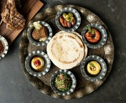 地中海アラビア諸国の伝統前菜料理　‘メゼ5種’　の盛り合わせ。平焼きパンと一緒に。
・フムス
・ムハンマラ
・ムタバル
・ファラフェル
・タブーリ

※画像はイメージです。