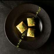 薄いフィロ生地を重ねてピスタチオを挟み、焼き上げてから、熱々のところに椰子の花の蜜をかけたトルコ料理。