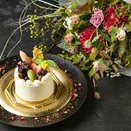 バースデーケーキと花束のセットをご用意します。ケーキのサイズやご予算に応じてご用意致します。
※写真は9cmケーキと花束のセットで7150円となります。