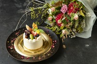 バースデーケーキと花束のセットをご用意します。ケーキのサイズやご予算に応じてご用意致します。
※写真は9cmケーキと花束のセットで7150円となります。