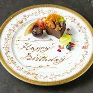 チョコレートペンでご要望の文字をお書きします
※詳細はスタッフまでお問い合わせ下さいませ。
写真はイメージになります。