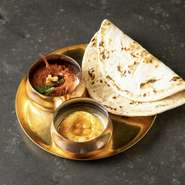 野菜や豆、ナッツやハーブで作る風味豊かなディップと、
古代小麦でお作りするアラビアン・ブレッドにつけて食べる定番の前菜。