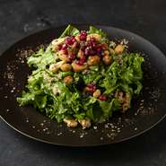 地中海沿岸原産のケールと南米アンデスのキヌアやインカベリー、インカナッツなどのスーパーフードがたっぷりのサラダ。インカベリーとざくろのフルーティーなドレッシング。