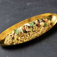 北アフリカ発祥のクスクスに色鮮やかな野菜とギリシャのレーズン、
ナッツを合わせたモロッコのサラダ。