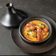 チュニジア発祥の調味料ハリッサの辛さが野菜の甘みと旨味を引きたてる
スパイシーなベジ・タジン。