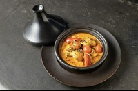 チュニジア発祥の調味料ハリッサの辛さが野菜の甘みと旨味を引きたてる
スパイシーなベジ・タジン。