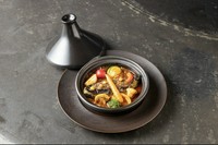 香味野菜とナッツ、杏で作る特製パティを茄子に詰めたトルコ料理カルヌヤルク。
様々な食感の季節野菜を楽しむタジン料理。