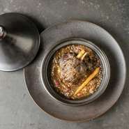 骨付きのラム肉と甘酸っぱいザクロとオレンジの果汁で柔らかく煮込んだラム肉の旨みが詰まったタジン。