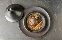 骨付きのラム肉と甘酸っぱいザクロとオレンジの果汁で柔らかく煮込んだラム肉の旨みが詰まったタジン。